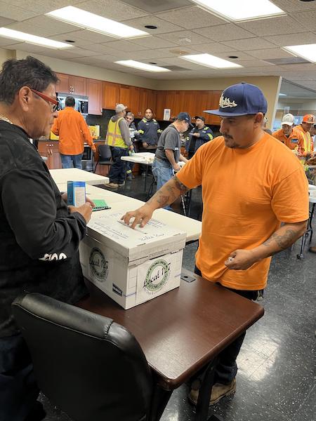 Trabajadores municipales de San Diego logran aumentos salariales históricos